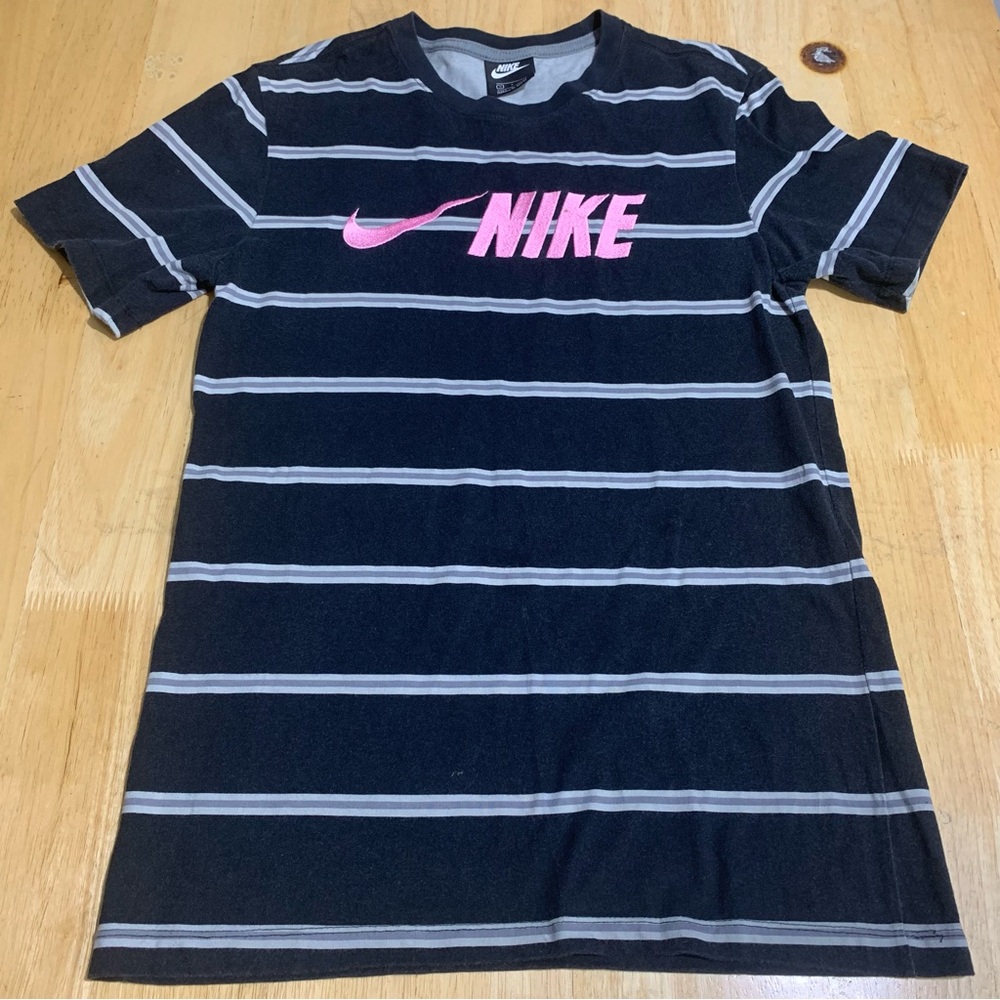 VINTAGE NIKE STRIPED BLACK TSHIRT WITH PINK EMBROIDERY MENS SIZE Small‎
